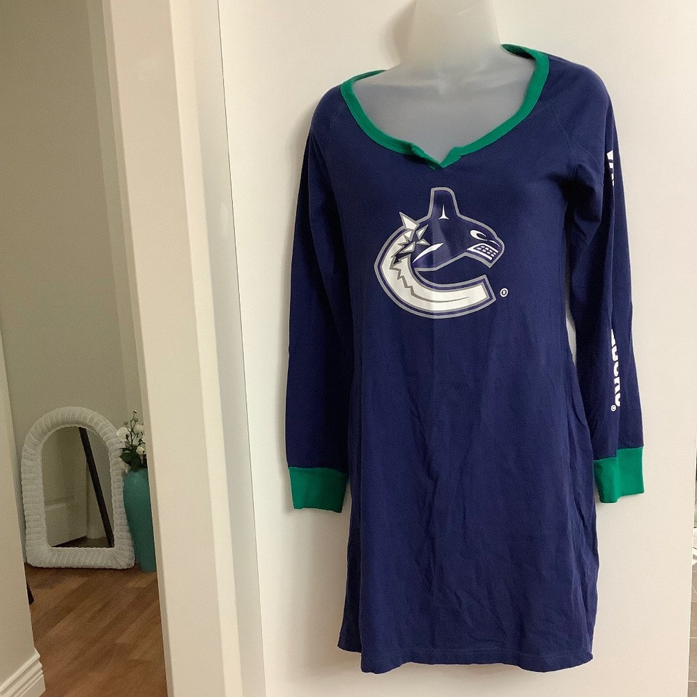 Canucks cotton nightshirt fits women’s small